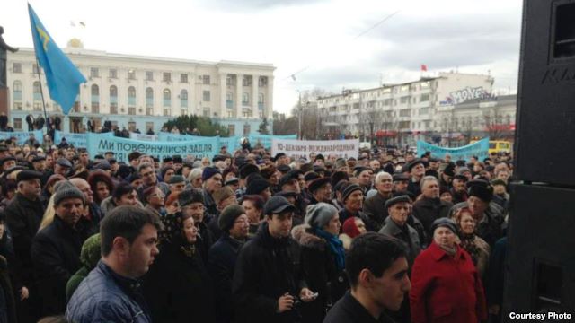 2012 demonstrierten Krimtartaren für Ihre Rechte, die sie gegen die ethnischen Russen verteidigen wollten.