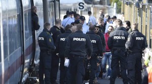 Dänische Polizei vor Flüchtlingszug