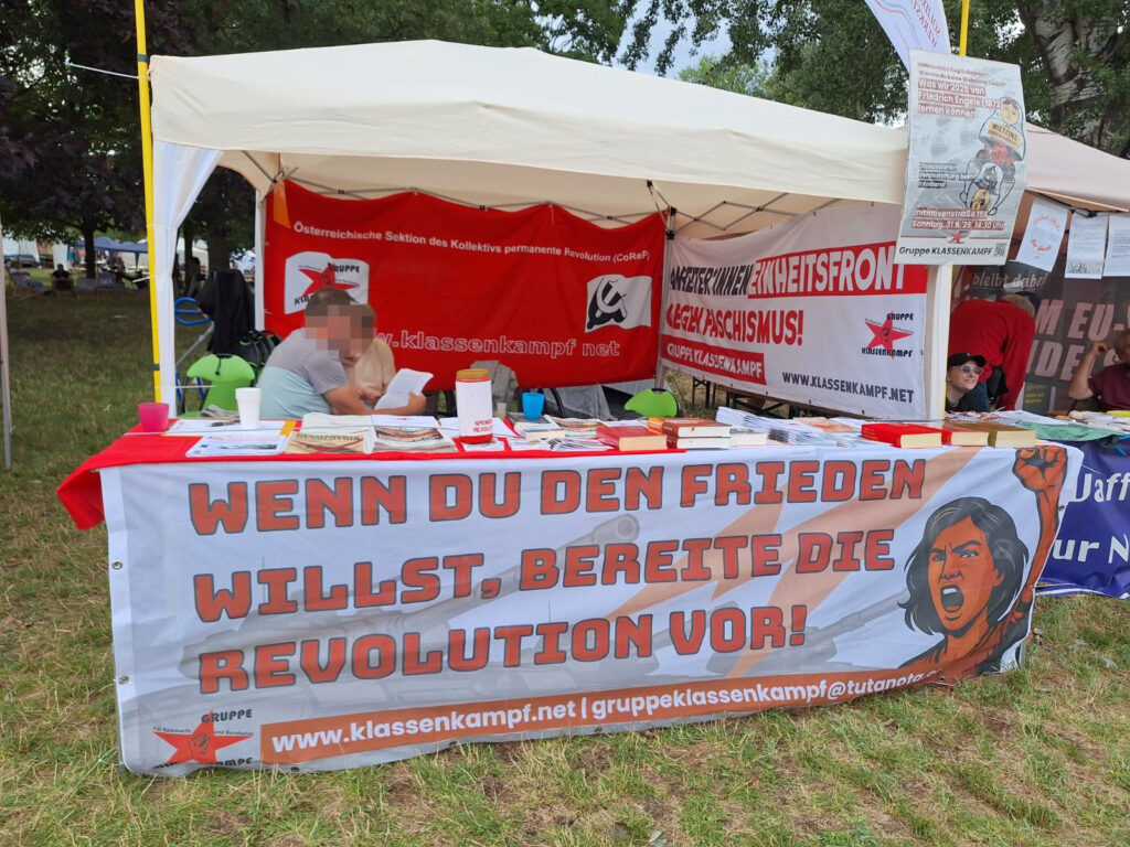 Am Sonntag, 31.8., mussten wir mit einem provisorischen Ersatztransparent arbeiten, weil das "Original" in der Nacht gestohlen wurde. Bei der Solidarwerkstatt links von uns war ein Roll-Up-Poster zu Palästina zerschnitten worden. rechts von uns war das Zelt der Genoss*innen vom Vorwärts aus der Verankerung gerissen und dadurch schwer beschädigt worden.