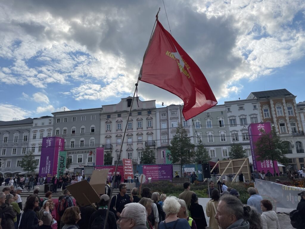 Rote Fahne bei der Demonstration gegen das Google-Rechenzentrum Kronstorf am Linzer